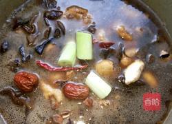 野蘑菇炖鸡的做法图解4