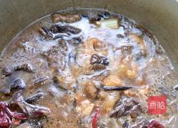 野蘑菇炖鸡的做法图解5