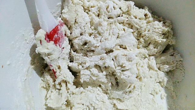 把牛奶隔水加热到30度左右，加入5克酵母融化，倒入面粉中，再加入20克玉米油揉好。