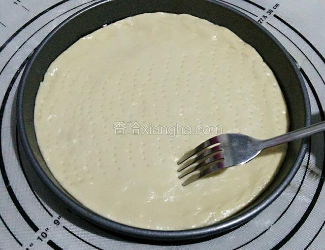 披萨盘上抹点油，将擀好的面饼小心放入。用叉子或者牙签戳满小孔。