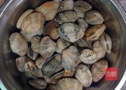 双椒炒花蛤的做法图解1