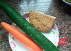 胡萝卜青瓜炒鱼饼的做法图解1