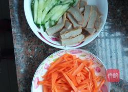 胡萝卜青瓜炒鱼饼的做法图解2