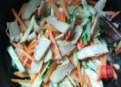 胡萝卜青瓜炒鱼饼的做法图解6