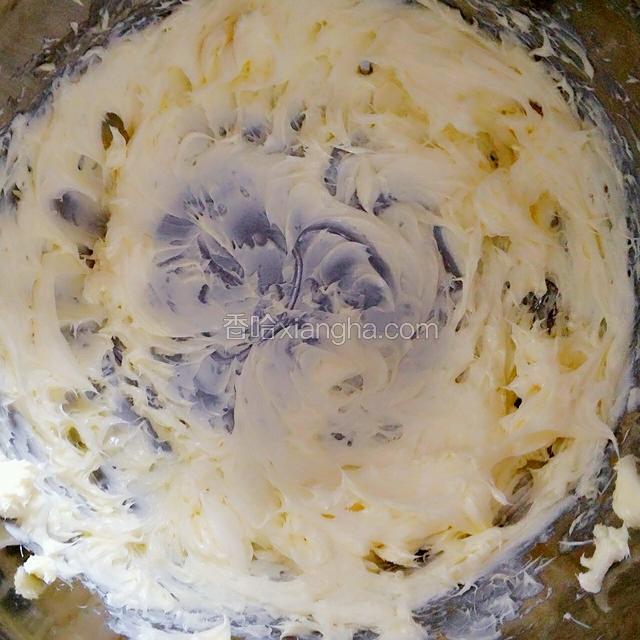 黄油室温软化，用打蛋器打至蓬松