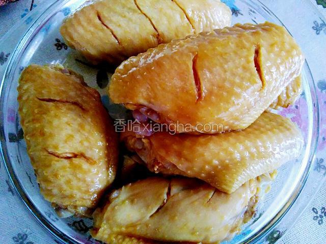 加入一勺食盐，两勺生抽，一勺白糖，用手搓揉鸡翅，使鸡翅充分吸收调味，腌制30分钟左右。