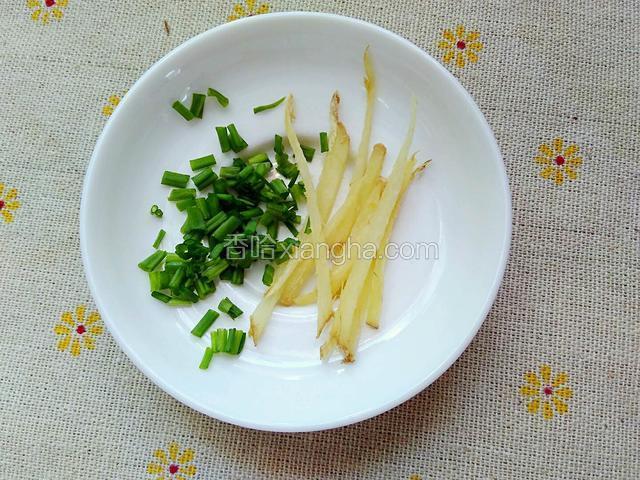 准备姜丝和葱花。