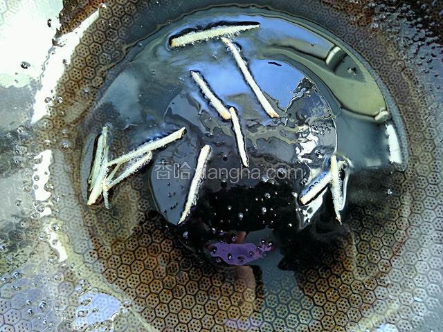 起锅，倒入适量食用油。油温七成，加姜丝爆香。