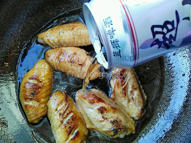 倒入啤酒。