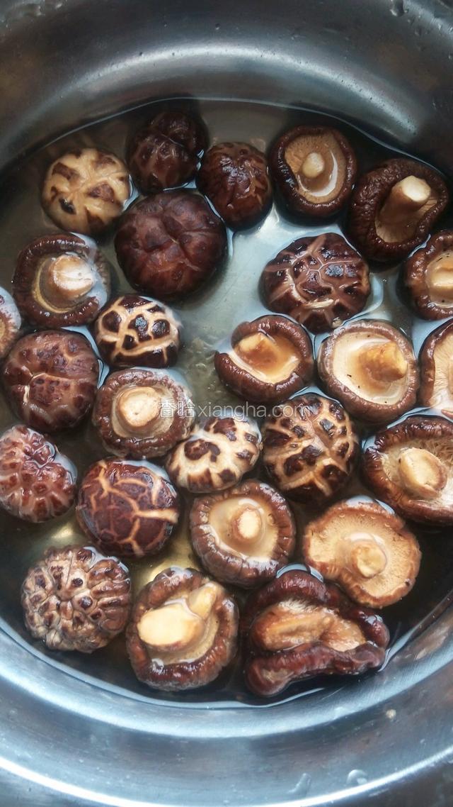 花菇提前泡好。