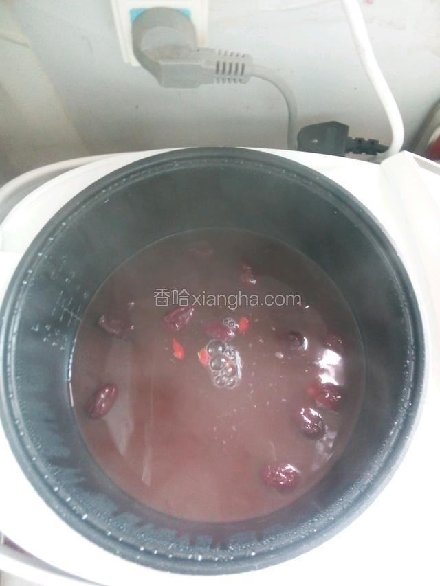 煮好后把红糖、枸杞倒进，盖上盖焖5分钟（红糖根据个人口味加）