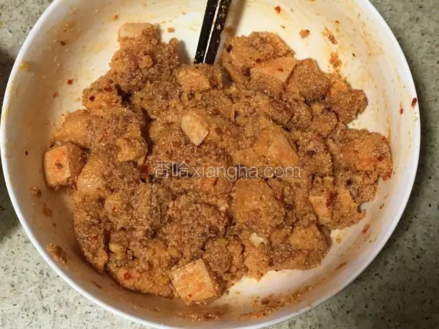 五花肉放入大碗，放盐、酱油、料酒，花椒粉、葱白、姜蒜，豆瓣、红油拌匀后，放蒸肉米粉，加小半碗冷水，继续搅拌均匀。