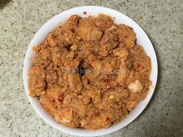 拌好后的肉放入合适的小碗，中间留一个洞，里面的肉更容易熟些。