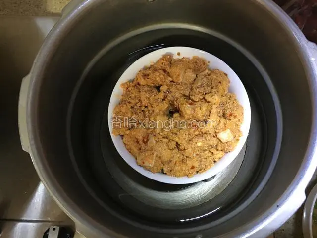 冷水入高压锅大火蒸，上汽后转小火蒸30分钟即可。