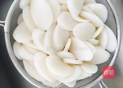 混炒年糕的做法图解1