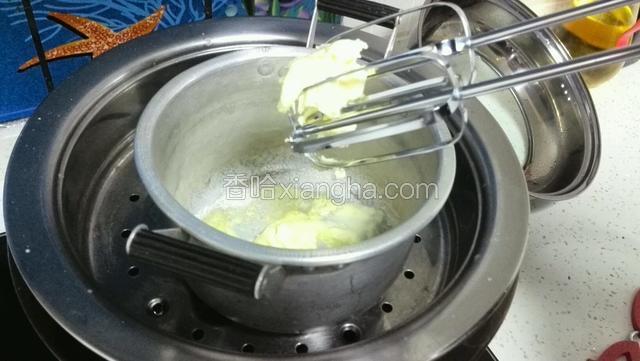 奶酪中加糖，用打蛋器低速搅拌均匀至顺滑