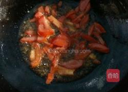 西红柿鸡蛋热汤面的做法图解1