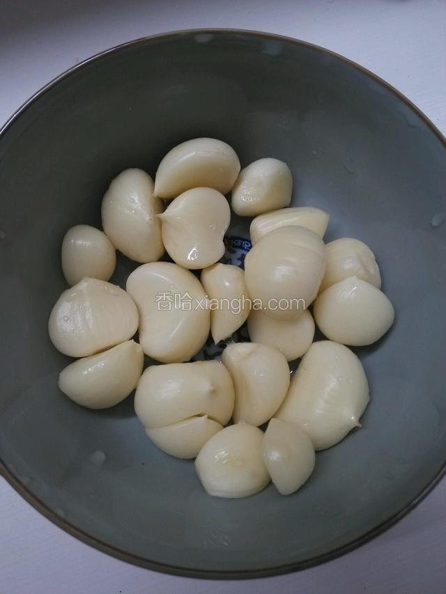 独蒜去外壳，洗净