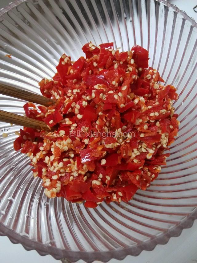 辣椒放碗里，用擀面杖捣碎