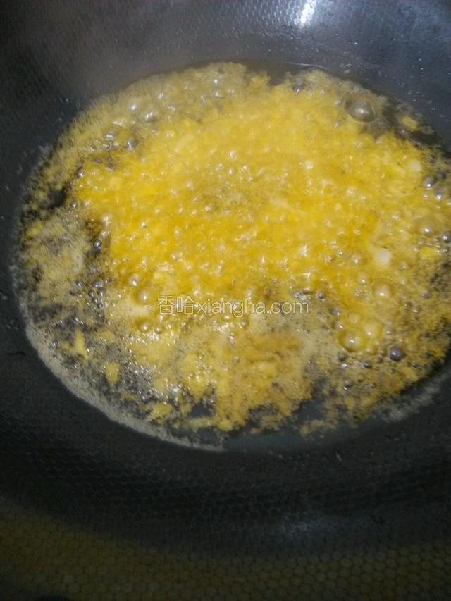 起锅，倒油，油表面冒青烟时倒入捣碎的蒜泥，5秒钟关火