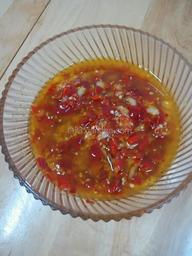 做好的蒜和油一起倒入辣椒酱中，加入芝麻，搅拌均匀