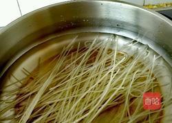 酸菜炒粉条的做法图解1