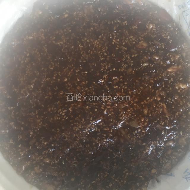 全部搅匀后装入准备好的容器中，沾水按压平整