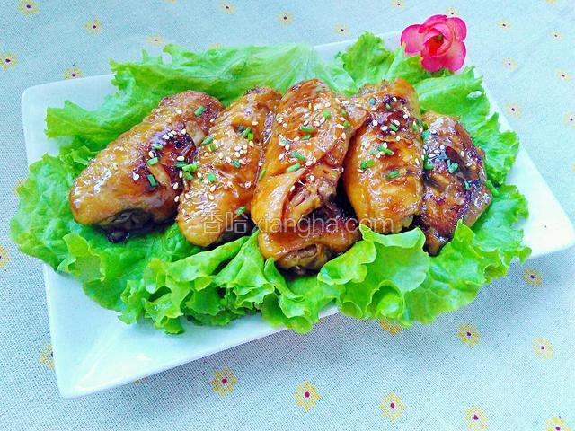 再撒上一些葱花，增加色泽和食欲。
