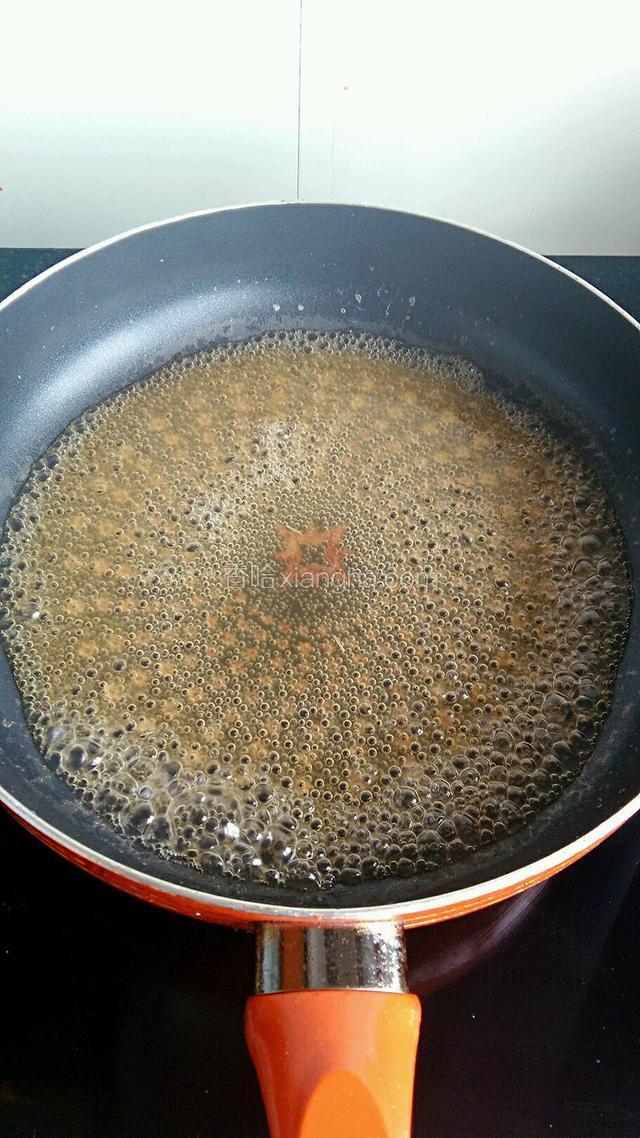 将金针菇蒸出来的水倒进锅里，调入适量油、生抽煮沸，最后调适量的淀粉水勾芡。