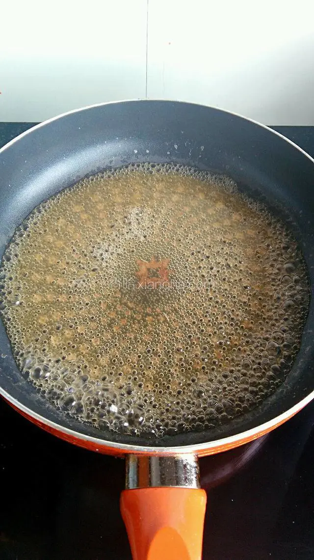 将金针菇蒸出来的水倒进锅里，调入适量油、生抽煮沸，最后调适量的淀粉水勾芡。