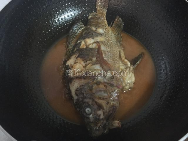 烧至鱼入味，汤汁剩下一半时