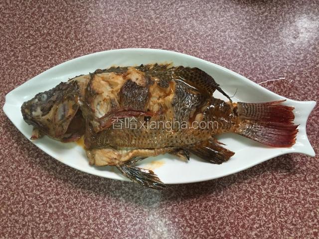 把鱼盛出放在盘子上