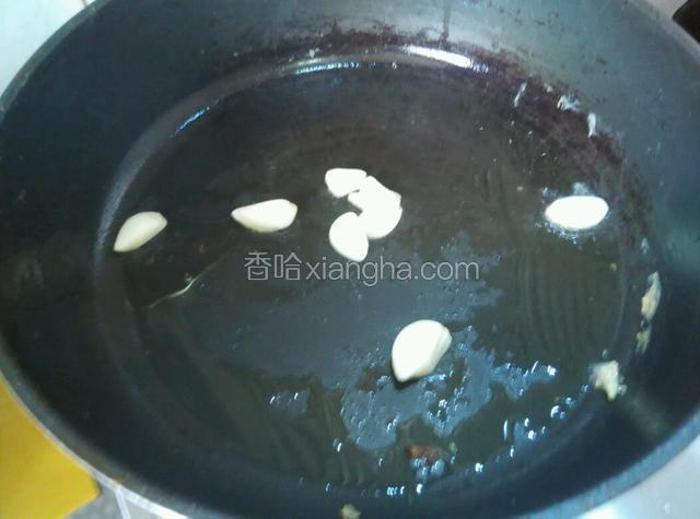 锅中放油，放葱蒜末