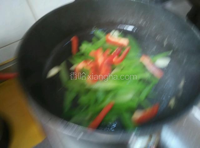 放芹菜和少量红椒丝继续翻炒