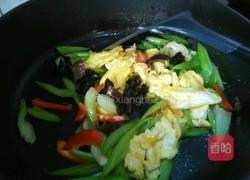 芹菜炒鸡蛋的做法图解6