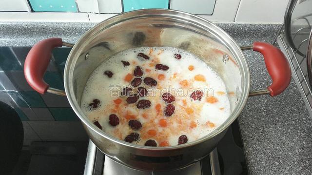在倒入牛奶看到开锅立刻关火