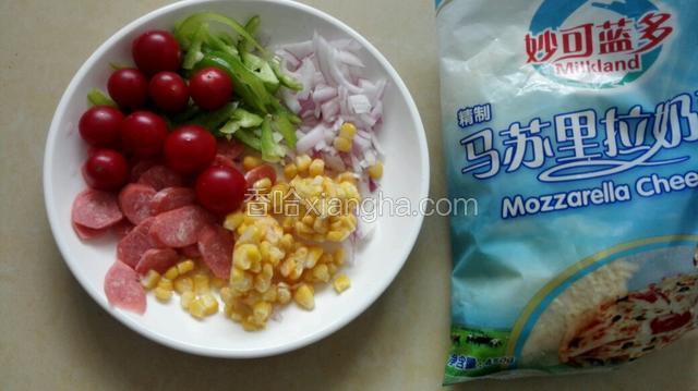 披萨馅料切成自己随意形状，奶酪提前融化，烤箱180度提前预热五分钟！