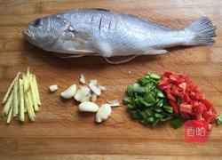 红烧大黄鱼的做法图解1