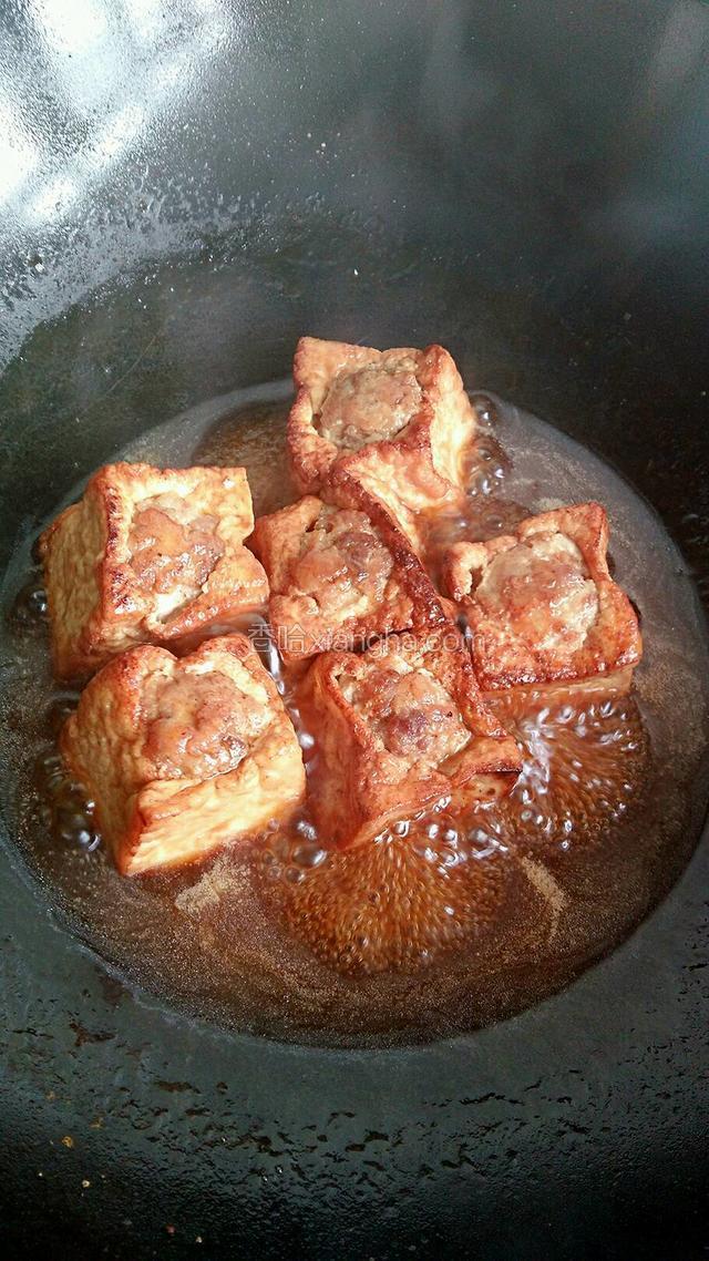 将调好的酱汁倒入豆腐中，收汁即可。