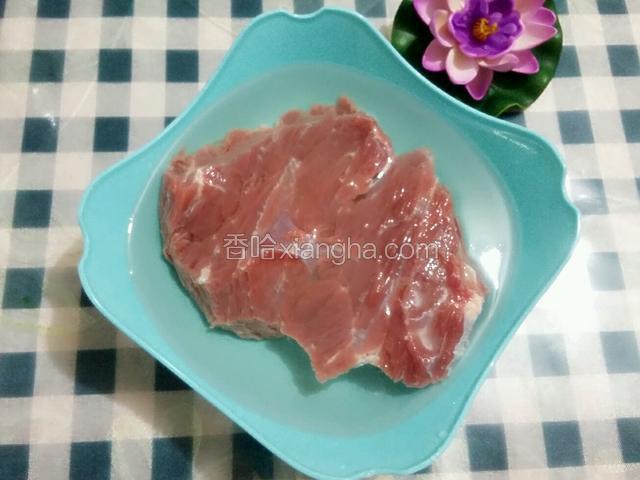 买回来的牛肉浸泡半小时去血水；