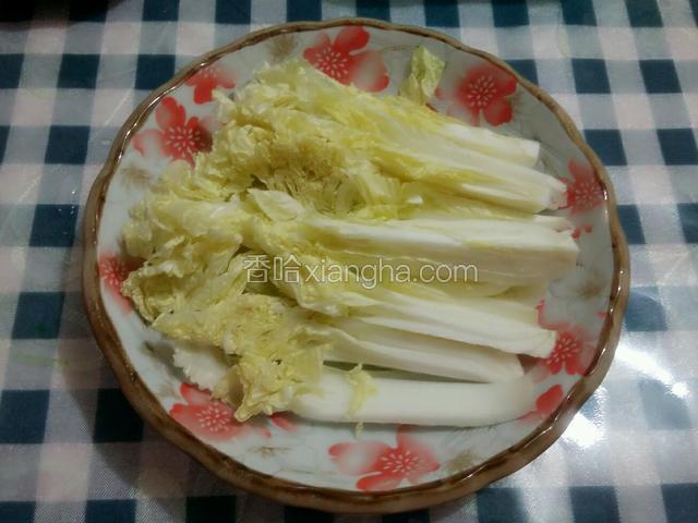 娃娃菜从根部切条；