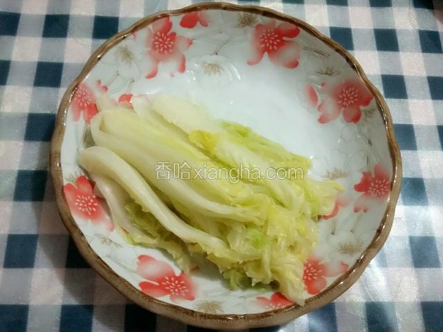 娃娃菜装盘；