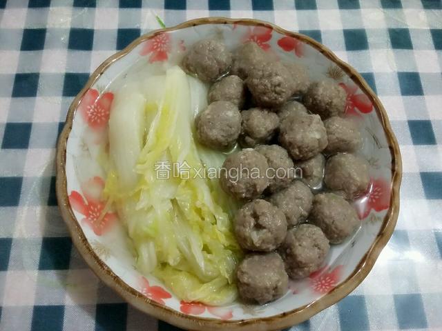 连丸子和汤一起盛入娃娃菜盘中；
