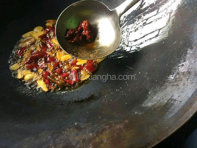 锅中留有底油放入蒜片，姜片，花椒，泡椒豆瓣酱泡椒末炒香