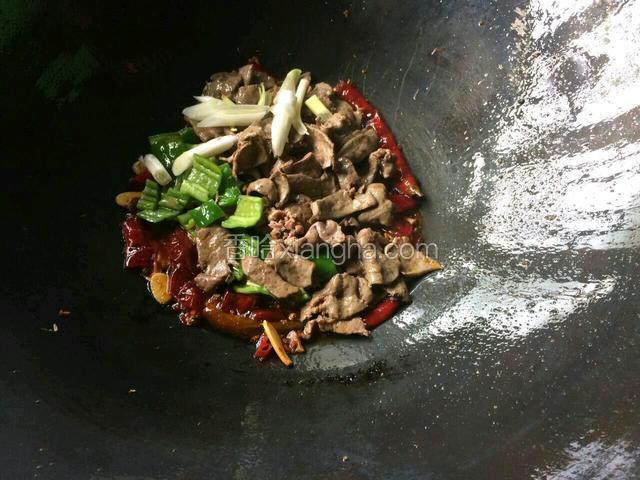 倒入羊肝，青椒片，马耳葱，少许的鸡精，味精，白糖，料酒，淀粉，陈醋，大火翻炒起锅
