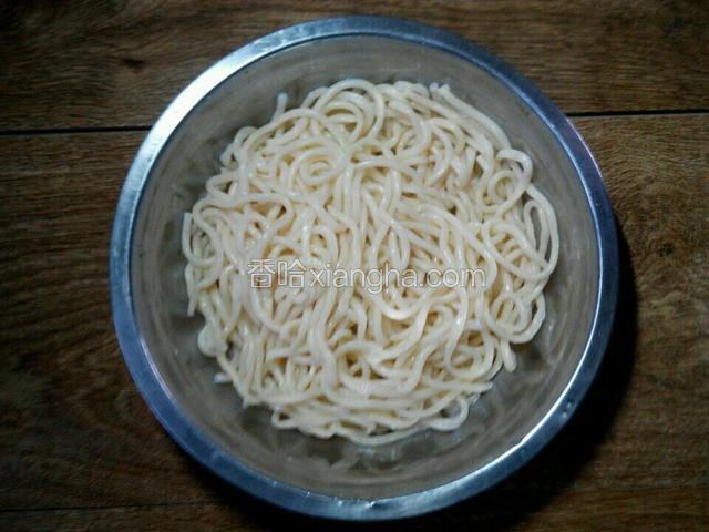 锅中烧热水，下入面条煮至稍微有点硬芯，捞出过凉水。