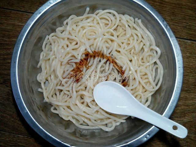 加入老抽、盐、十三香。