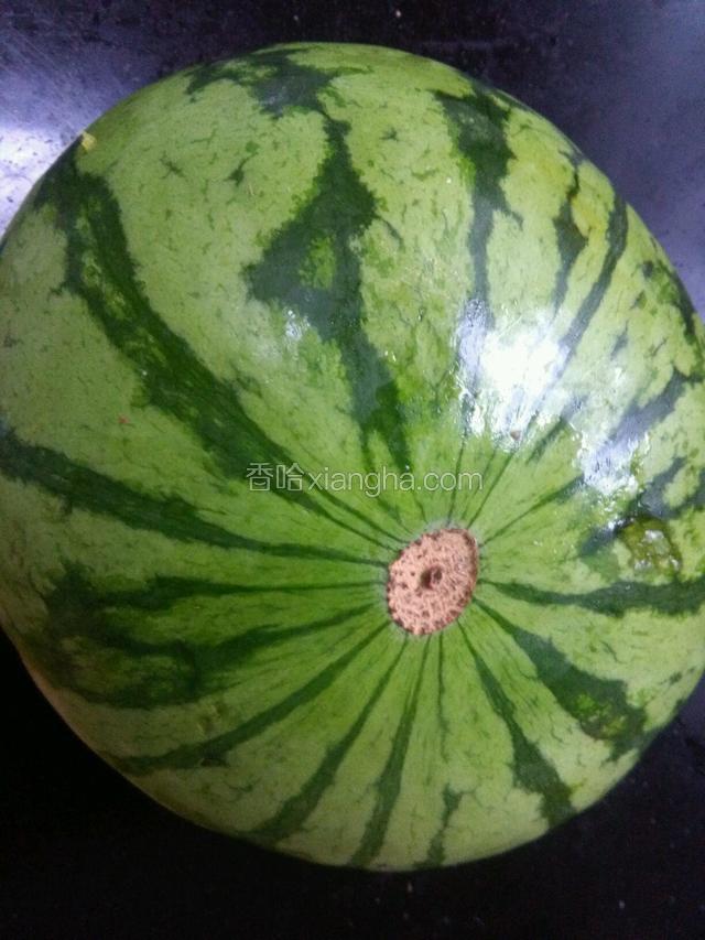 准备吃完的西瓜皮半个