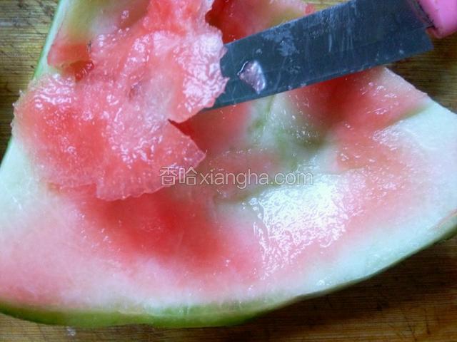 我炒西瓜皮都把里面一层肉像这样给去掉
