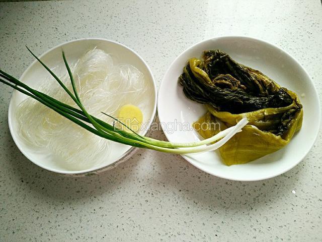 粉丝提前泡软、酸菜、姜、葱洗净。
